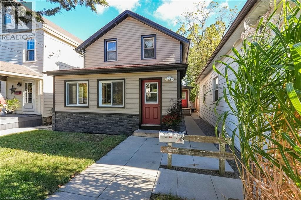 Single Family at 15 ADELAIDE Street, Grimsby, Ontario - Photo 2 - RE/MAX Garden City Realty