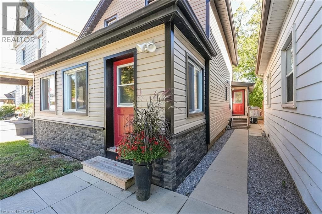 Single Family at 15 ADELAIDE Street, Grimsby, Ontario - Photo 3 - RE/MAX Garden City Realty