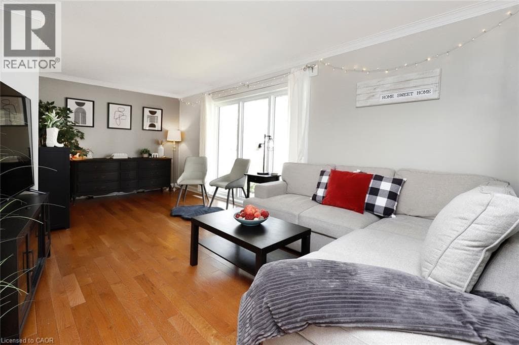Single Family at 4553 ONTARIO Street, Beamsville, Ontario - Photo 4 - RE/MAX Garden City Realty