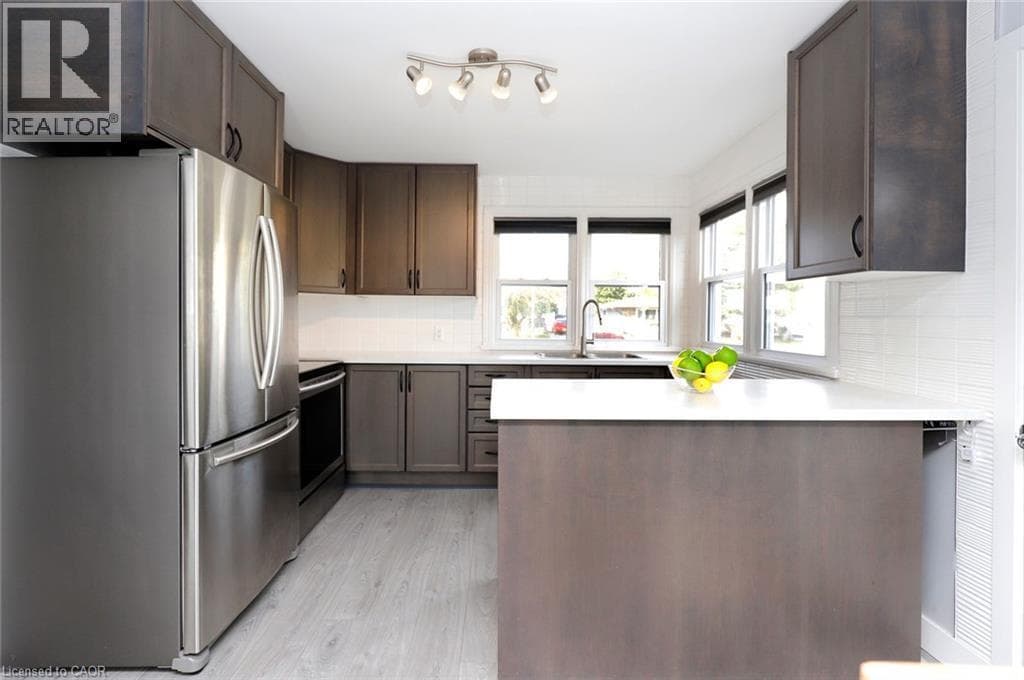 Single Family at 4553 ONTARIO Street, Beamsville, Ontario - Photo 9 - RE/MAX Garden City Realty