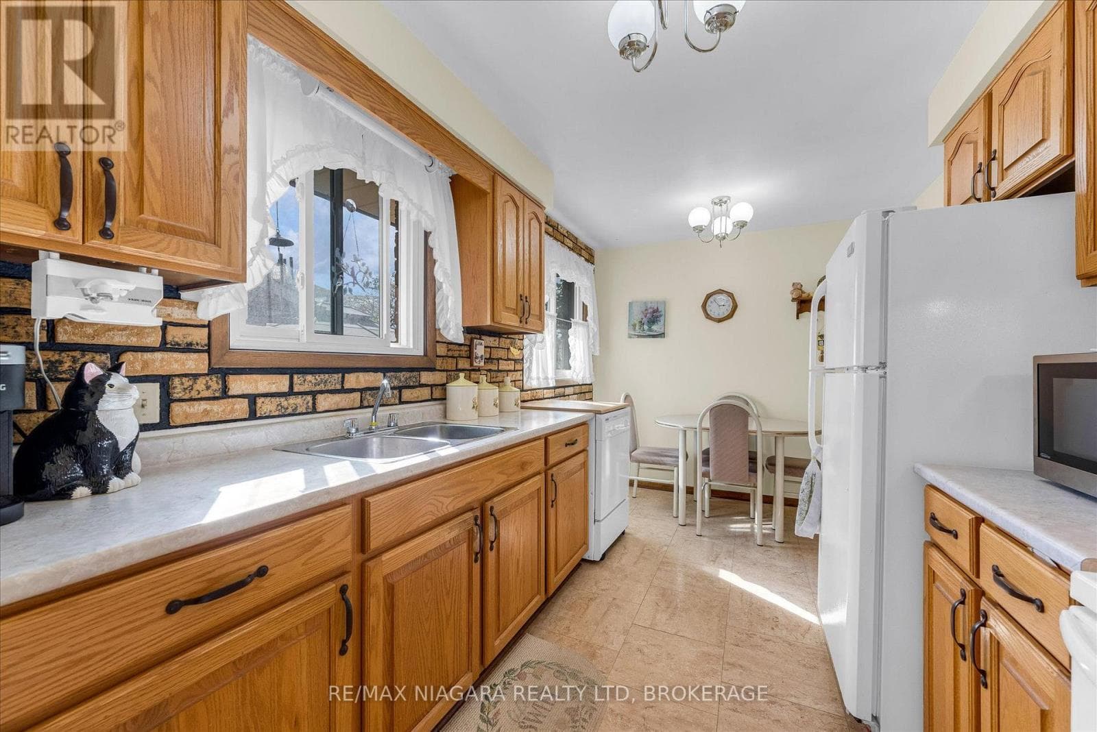 Single Family at 107 Glenayr Place, Welland (N. Welland), Ontario - Photo 10 - RE/MAX Garden City Realty