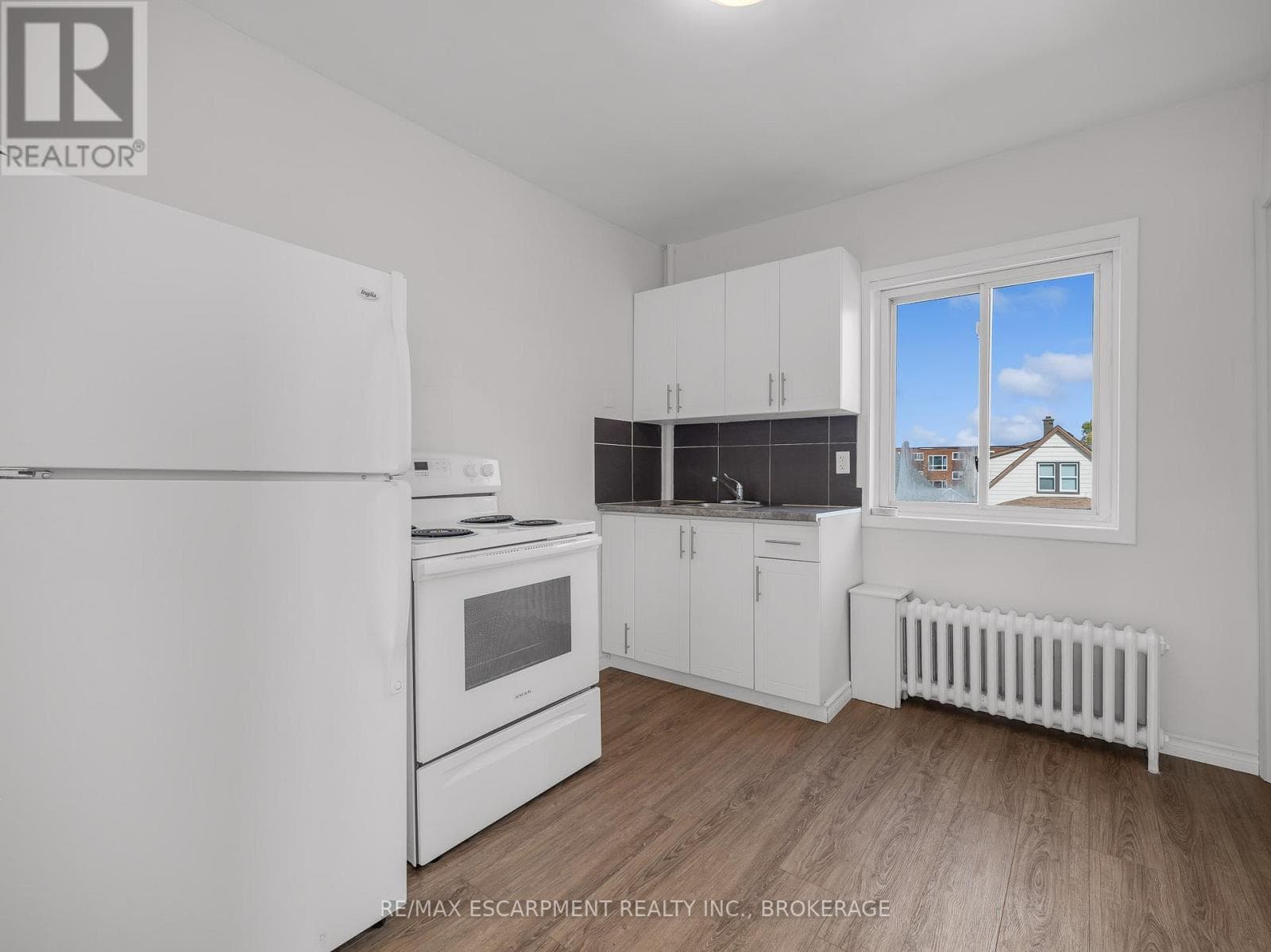 Single Family at UPPER- 7 MAITLAND Street, Thorold (Thorold Downtown), Ontario - Photo 2 - RE/MAX Garden City Realty