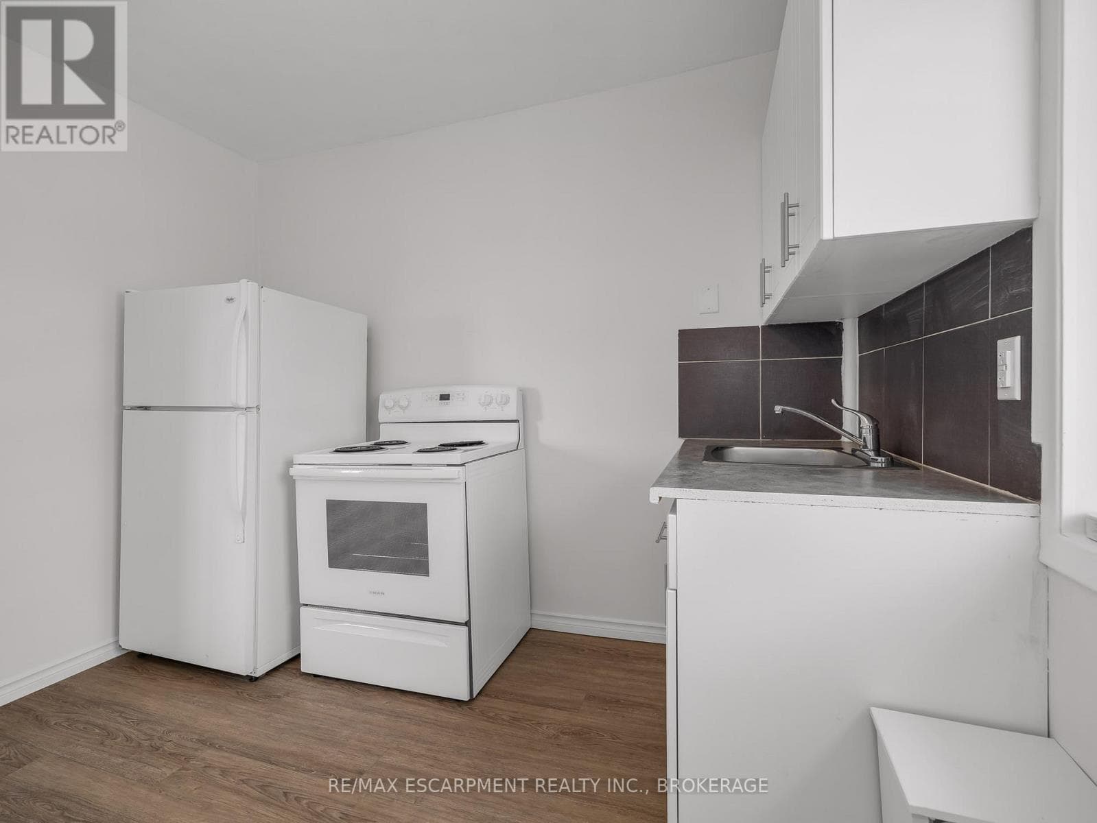 Single Family at UPPER- 7 MAITLAND Street, Thorold (Thorold Downtown), Ontario - Photo 3 - RE/MAX Garden City Realty