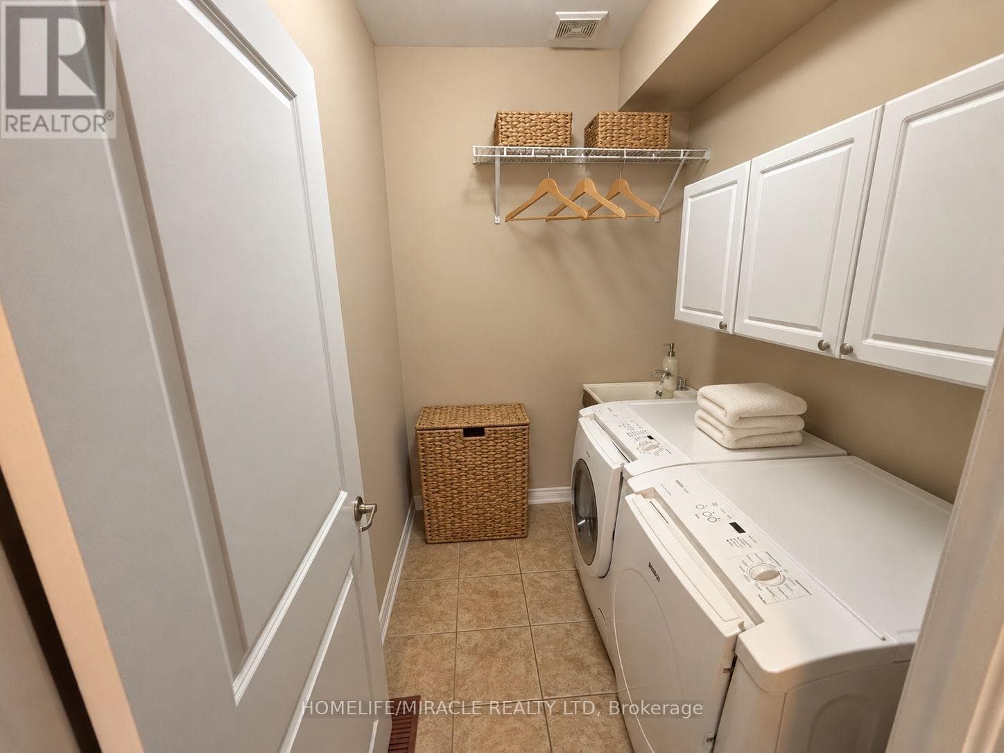 Single Family at 133 Oakhaven Place, Hamilton (Meadowlands), Ontario - Photo 8 - RE/MAX Garden City Realty