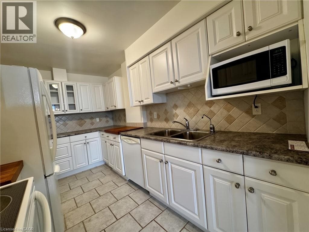 Single Family at 809- 35 TOWERING HEIGHTS Boulevard, St. Catharines, Ontario - Photo 8 - RE/MAX Garden City Realty