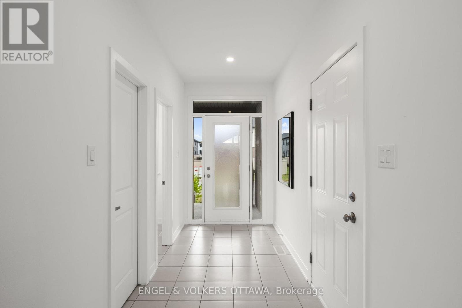 Single Family at 154 Winterhaven Drive, Ottawa, Ontario - Photo 4 - RE/MAX Garden City Realty