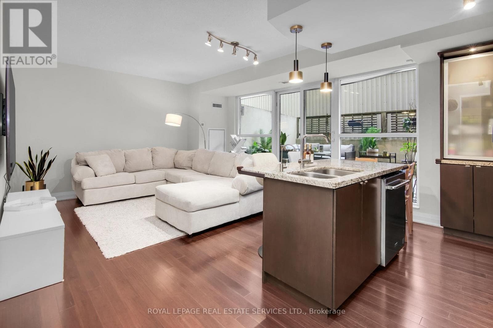 207- 1430 Yonge Street
