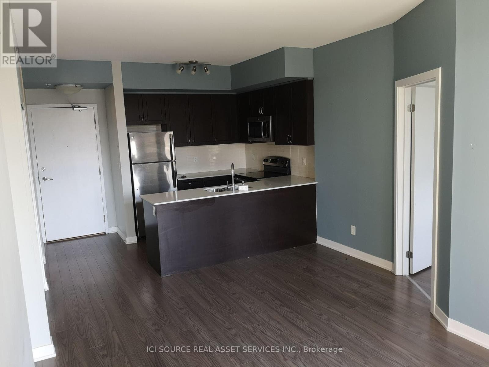 Single Family at 423- 3560 St. Clair Avenue, Toronto (Kennedy Park), Ontario - Photo 3 - RE/MAX Garden City Realty