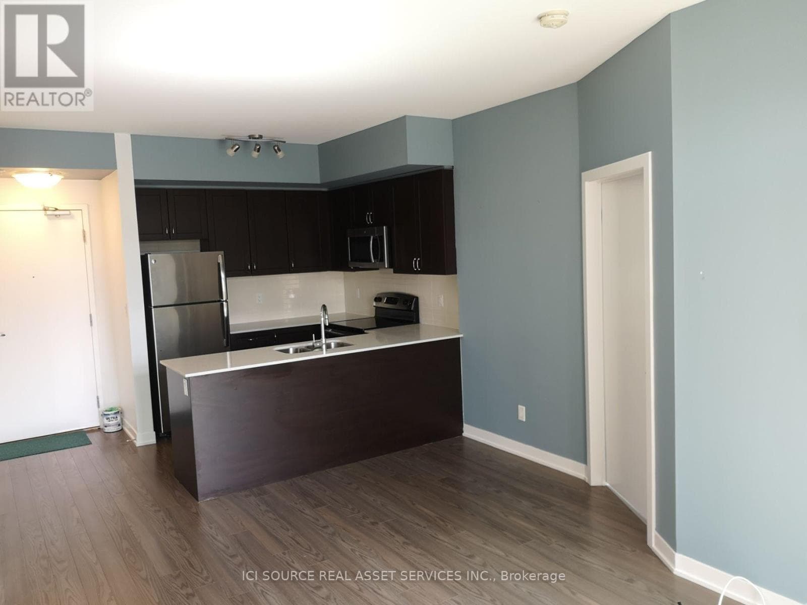 Single Family at 423- 3560 St. Clair Avenue, Toronto (Kennedy Park), Ontario - Photo 7 - RE/MAX Garden City Realty