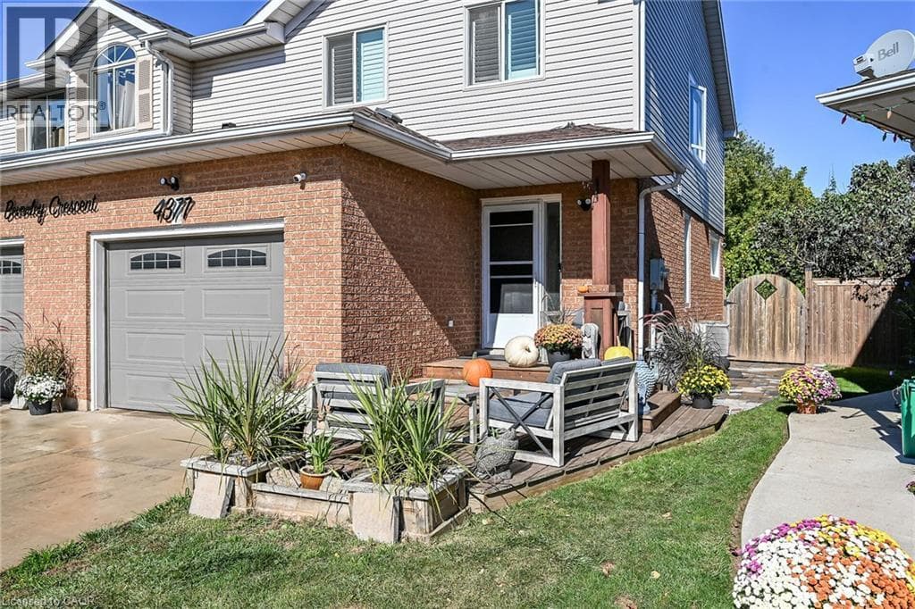 Single Family at 4377 BEVERLEY Crescent, Beamsville, Ontario - Photo 2 - RE/MAX Garden City Realty