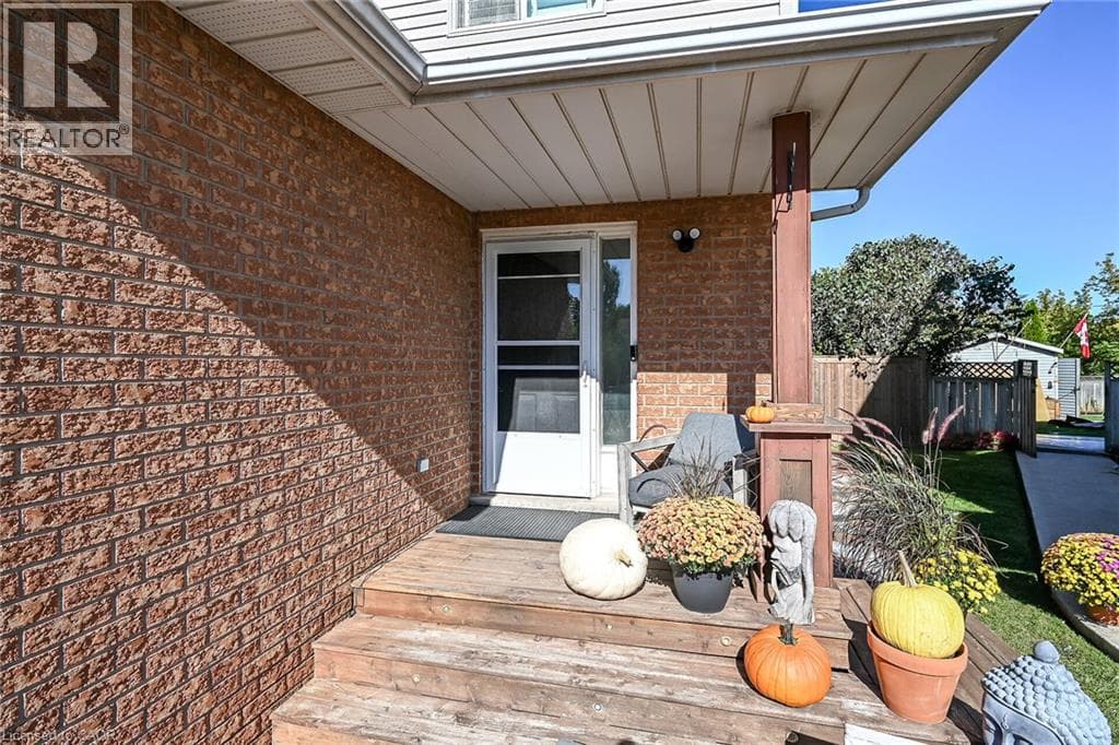 Single Family at 4377 BEVERLEY Crescent, Beamsville, Ontario - Photo 3 - RE/MAX Garden City Realty