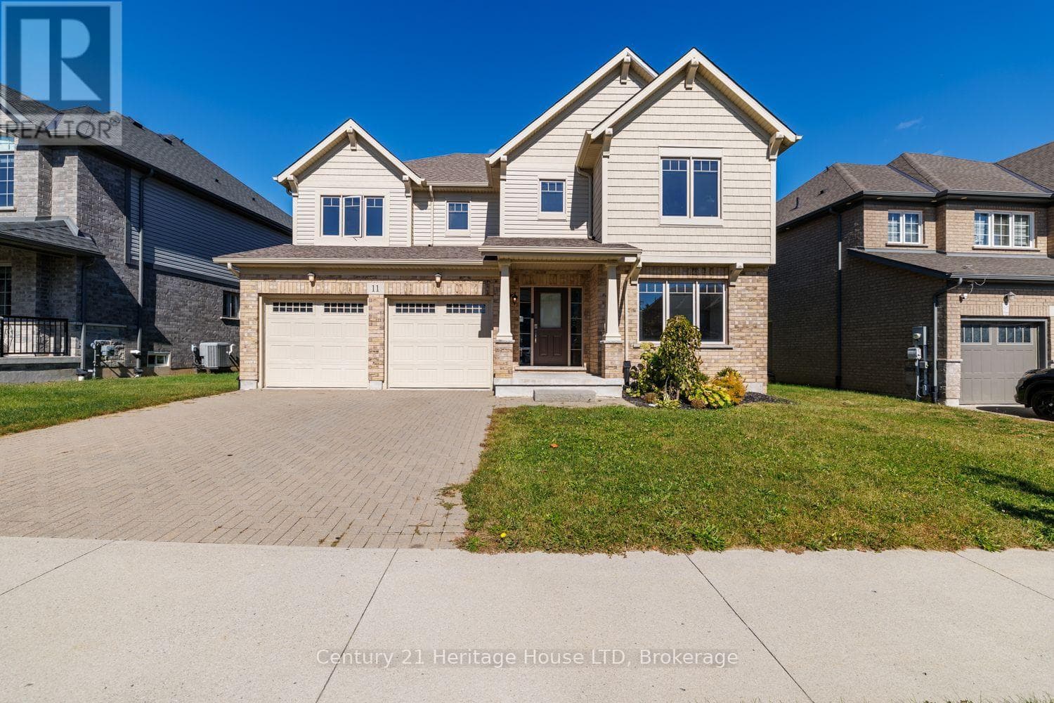 Single Family at 11 Philmori Crescent, Pelham (Fonthill), Ontario - Photo 2 - RE/MAX Garden City Realty