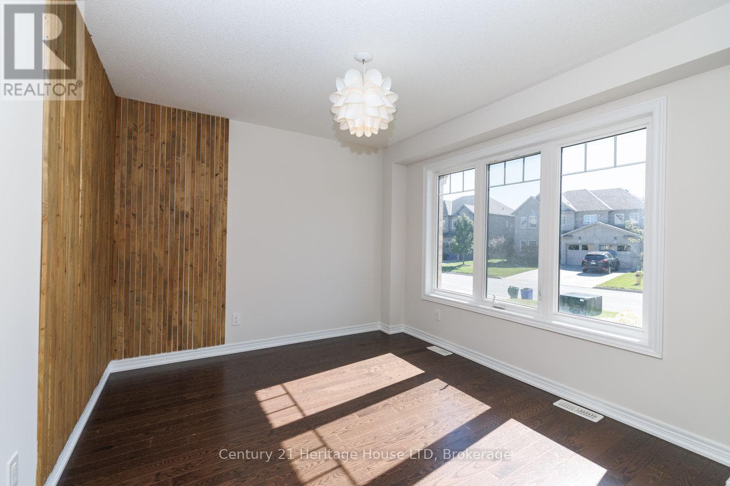 Single Family at 11 Philmori Crescent, Pelham (Fonthill), Ontario - Photo 5 - RE/MAX Garden City Realty