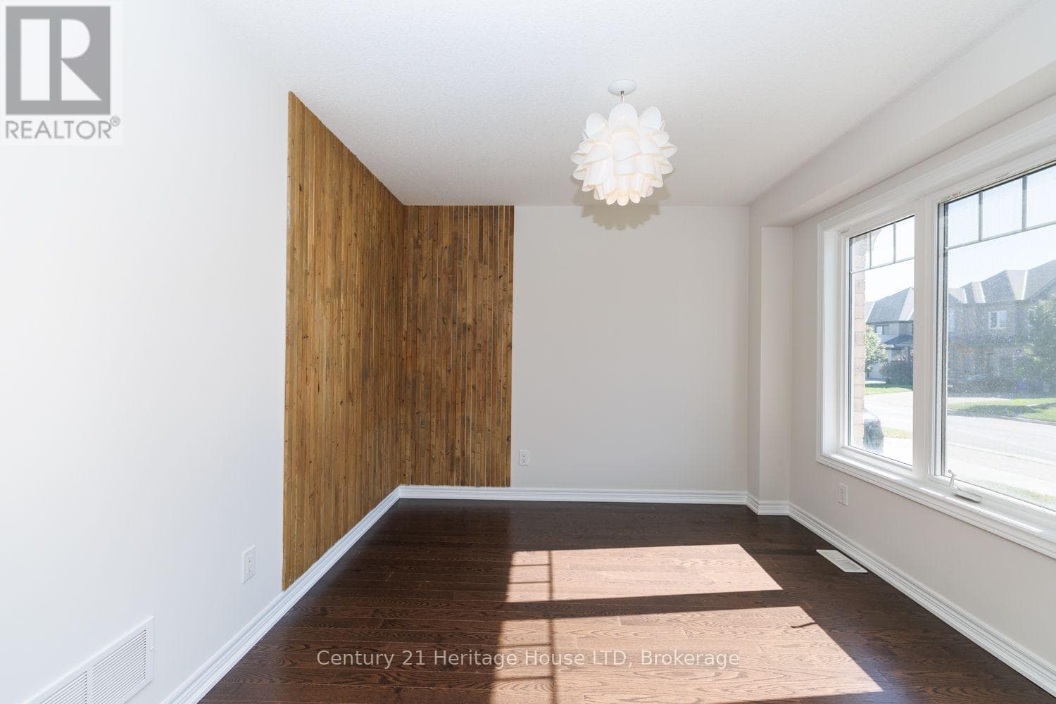 Single Family at 11 Philmori Crescent, Pelham (Fonthill), Ontario - Photo 6 - RE/MAX Garden City Realty