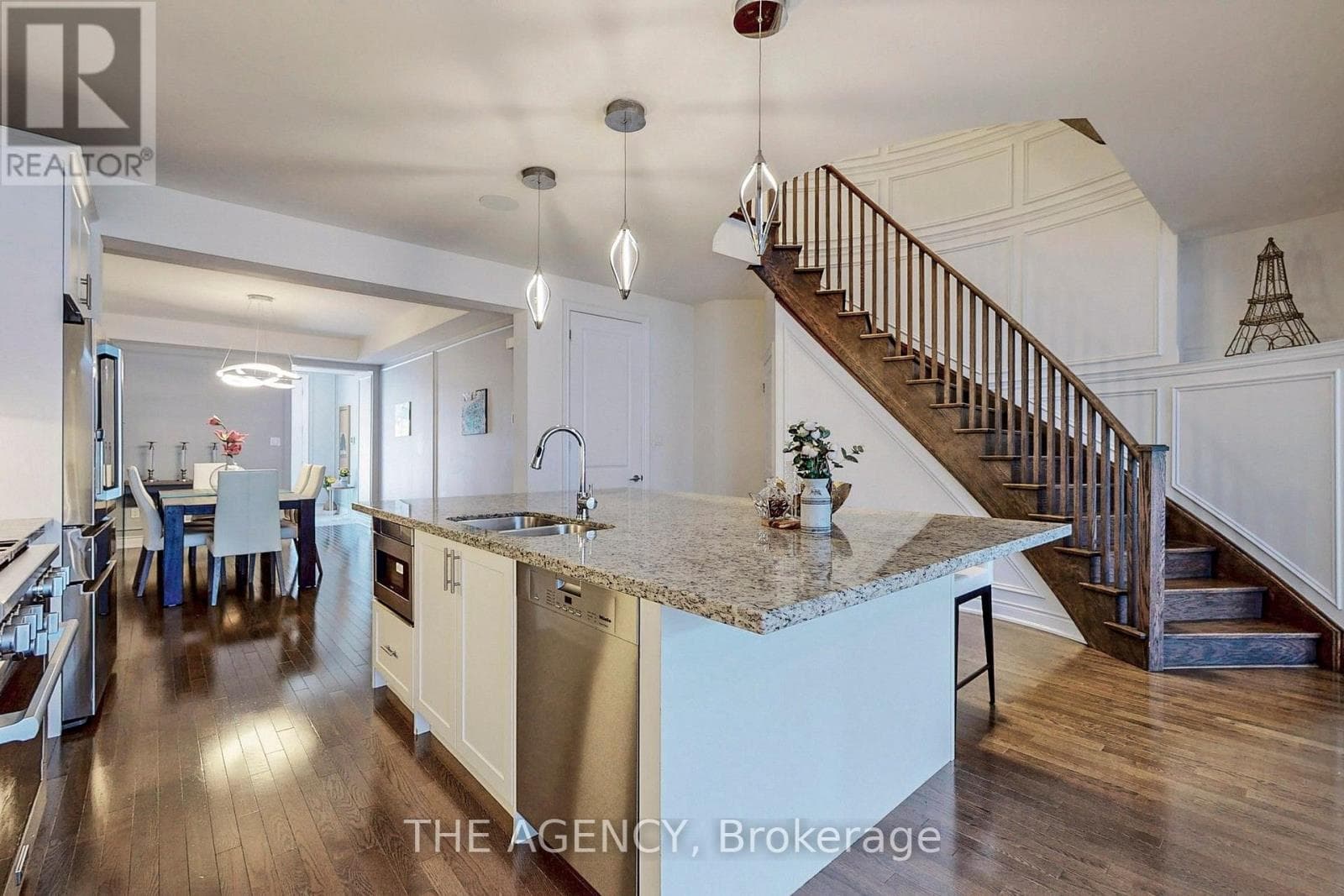 Single Family at 7 Kipling Grove Court, Toronto (Princess-Rosethorn), Ontario - Photo 6 - RE/MAX Garden City Realty
