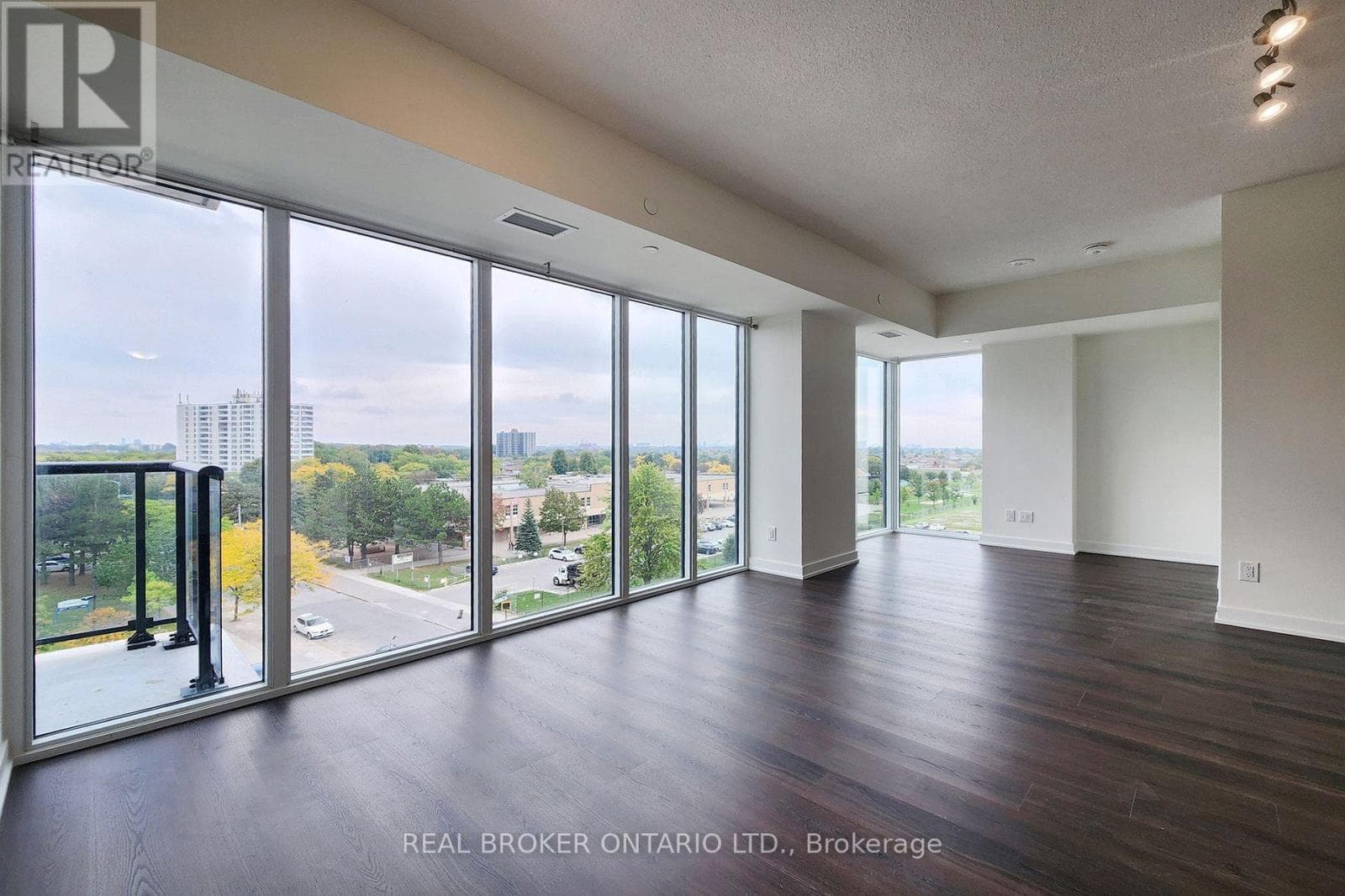 Single Family at 604- 2825 Jane Street, Toronto (Glenfield-Jane Heights), Ontario - Photo 4 - RE/MAX Garden City Realty