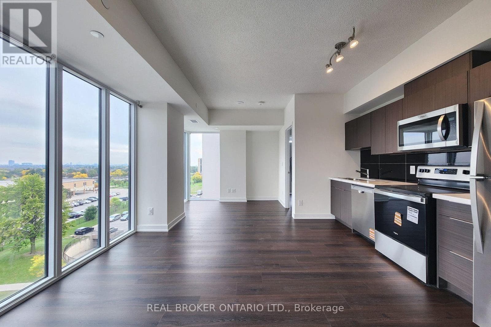 Single Family at 604- 2825 Jane Street, Toronto (Glenfield-Jane Heights), Ontario - Photo 5 - RE/MAX Garden City Realty