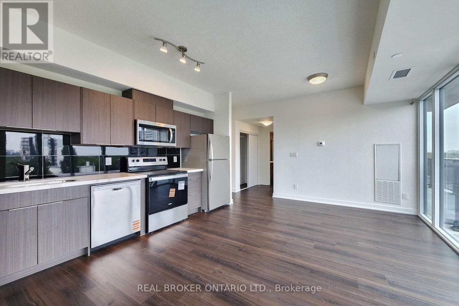 Single Family at 604- 2825 Jane Street, Toronto (Glenfield-Jane Heights), Ontario - Photo 8 - RE/MAX Garden City Realty