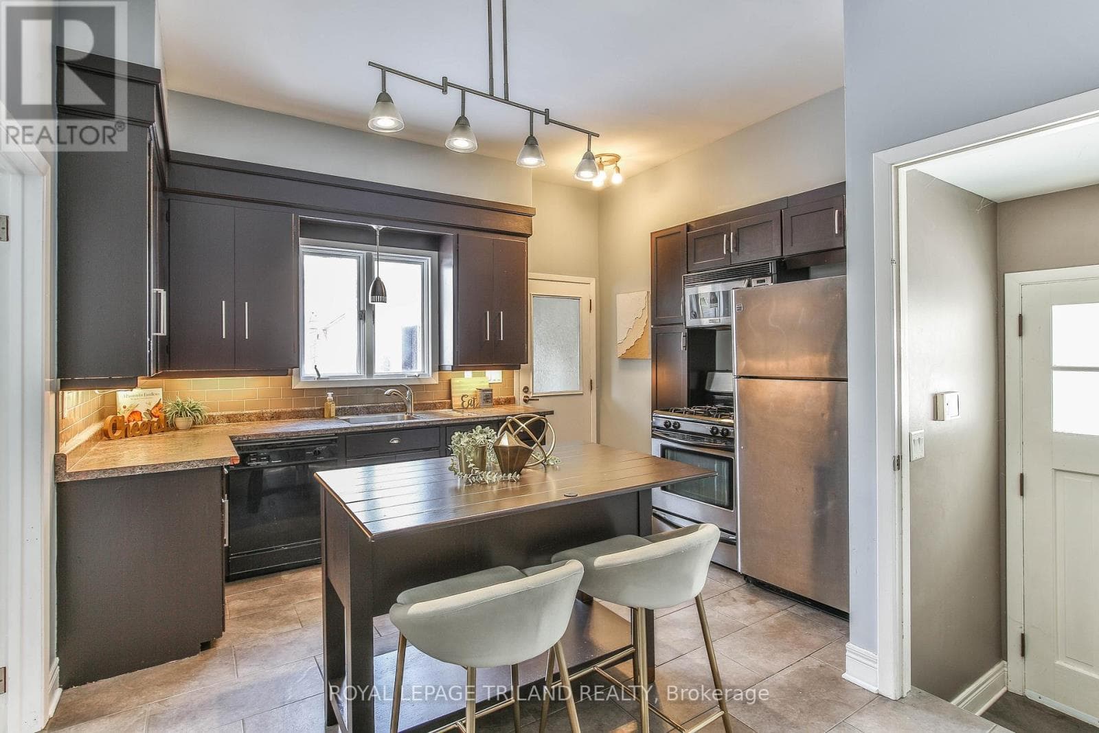 Single Family at 602 CENTRAL Avenue, London East (East F), Ontario - Photo 8 - RE/MAX Garden City Realty