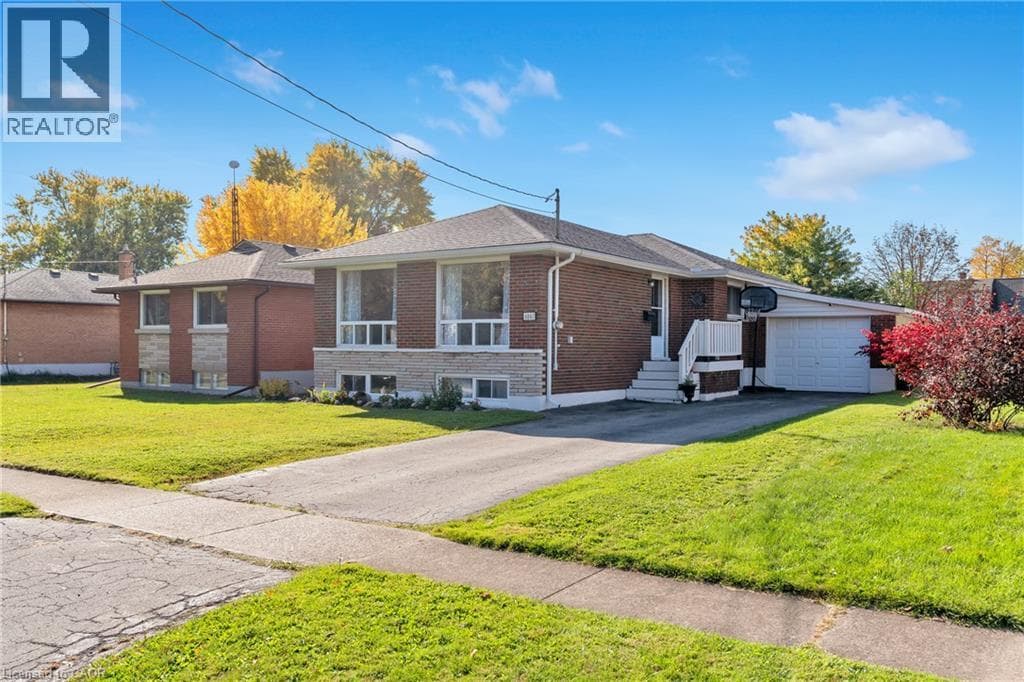 Single Family at 6861 HAGAR Avenue, Niagara Falls, Ontario - Photo 4 - RE/MAX Garden City Realty