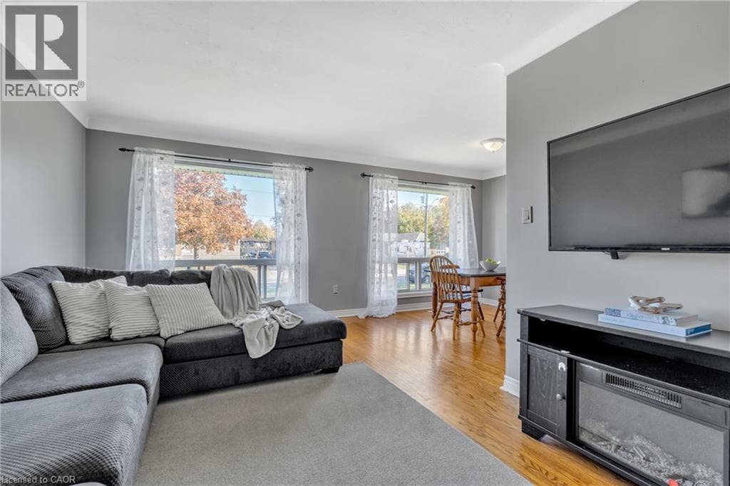 Single Family at 6861 HAGAR Avenue, Niagara Falls, Ontario - Photo 7 - RE/MAX Garden City Realty
