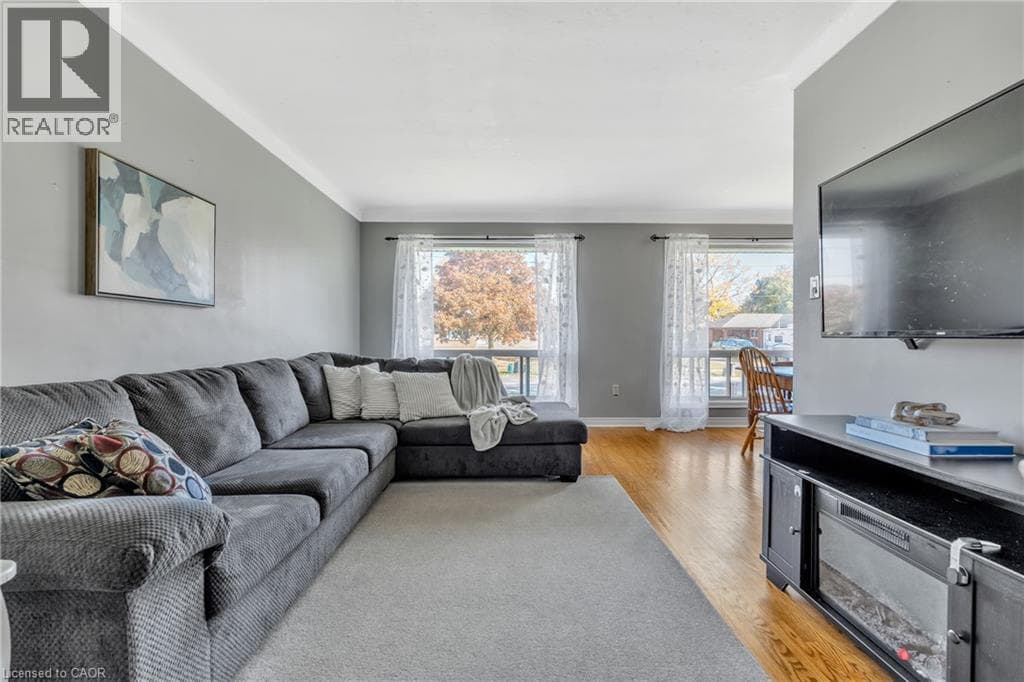 Single Family at 6861 HAGAR Avenue, Niagara Falls, Ontario - Photo 6 - RE/MAX Garden City Realty