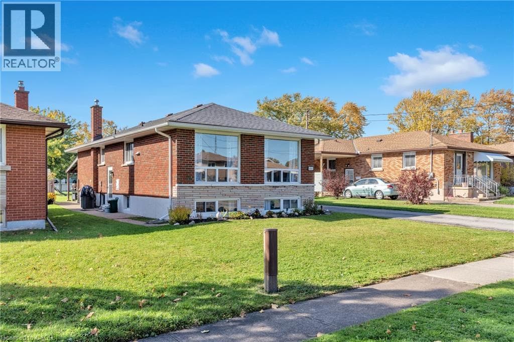 Single Family at 6861 HAGAR Avenue, Niagara Falls, Ontario - Photo 3 - RE/MAX Garden City Realty