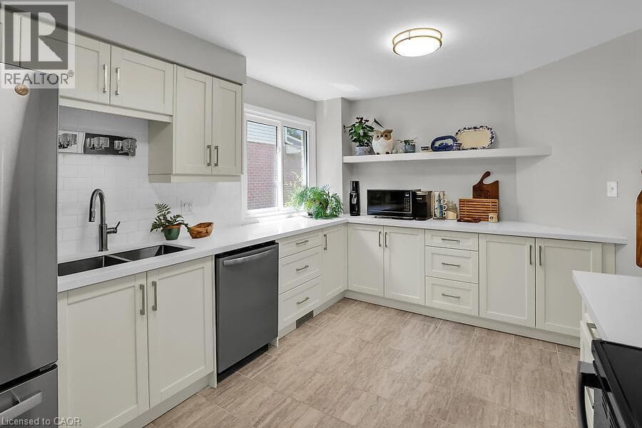 Single Family at 4542 IVY GARDENS Crescent, Beamsville, Ontario - Photo 4 - RE/MAX Garden City Realty