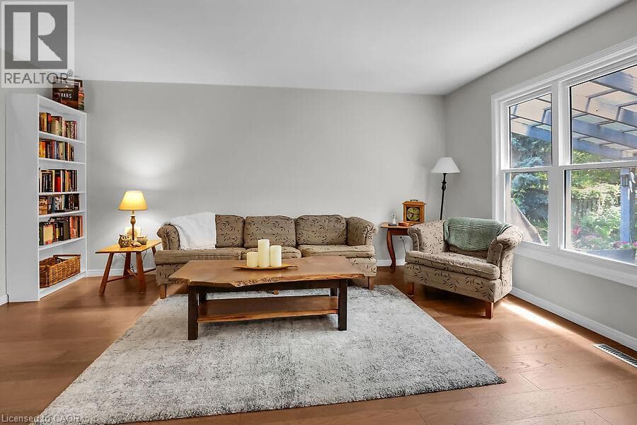 Single Family at 4542 IVY GARDENS Crescent, Beamsville, Ontario - Photo 9 - RE/MAX Garden City Realty