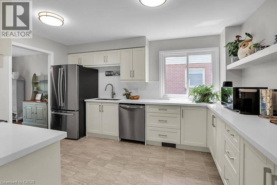 Single Family at 4542 IVY GARDENS Crescent, Beamsville, Ontario - Photo 3 - RE/MAX Garden City Realty