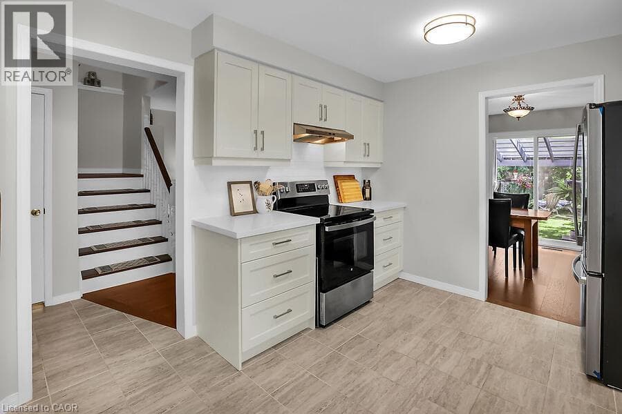 Single Family at 4542 IVY GARDENS Crescent, Beamsville, Ontario - Photo 6 - RE/MAX Garden City Realty