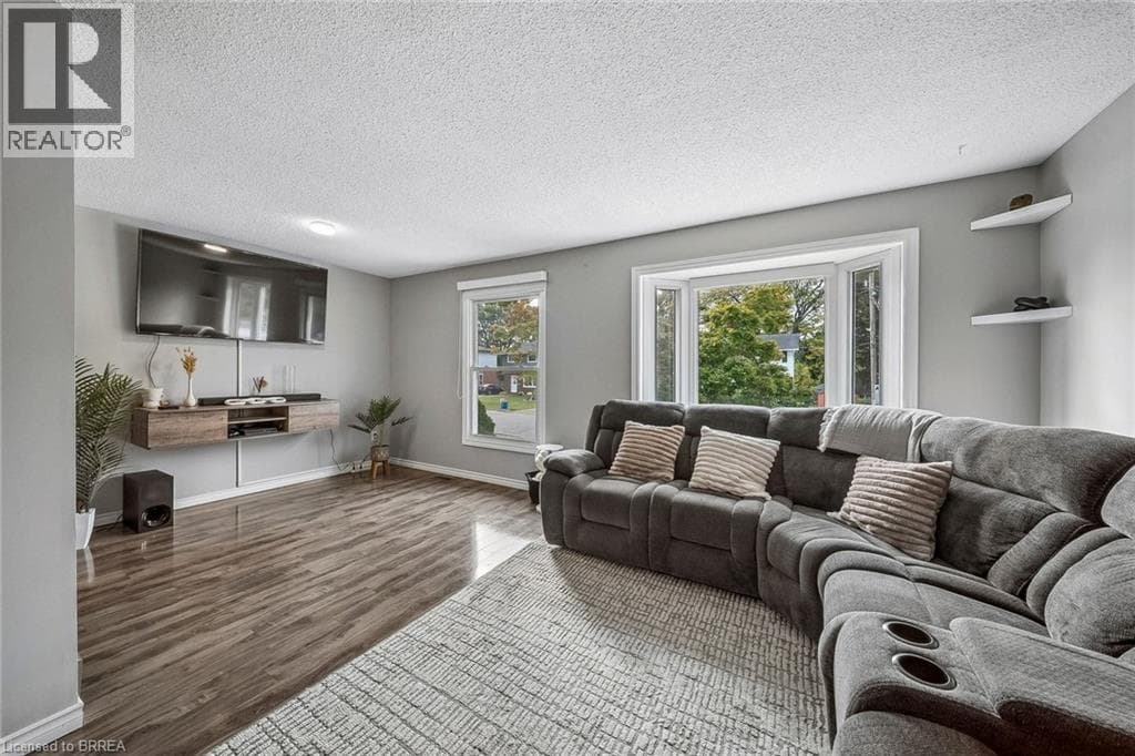 Single Family at 6 DEERFIELD Parkway, Thorold, Ontario - Photo 5 - RE/MAX Garden City Realty