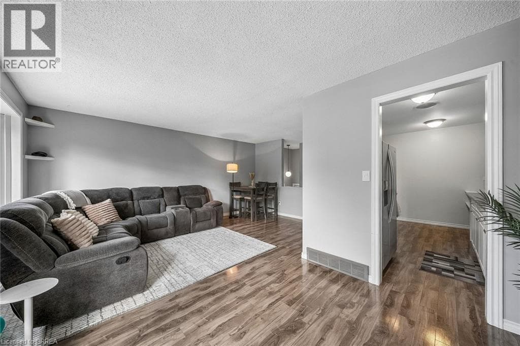 Single Family at 6 DEERFIELD Parkway, Thorold, Ontario - Photo 6 - RE/MAX Garden City Realty