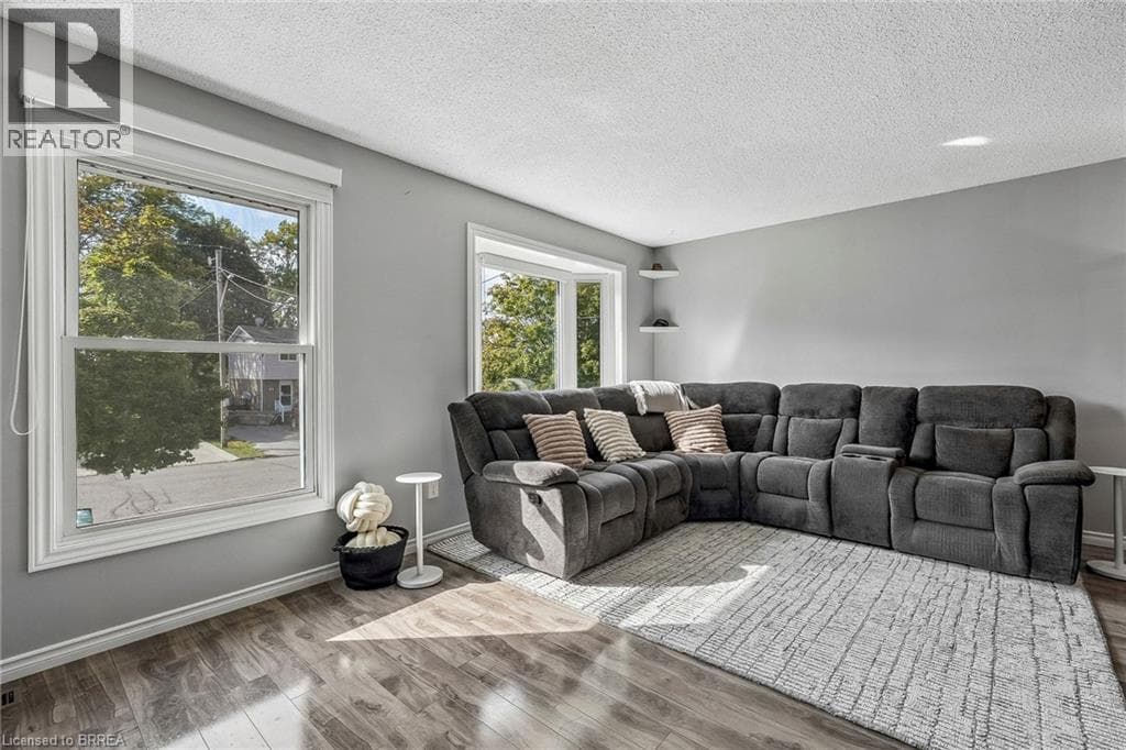 Single Family at 6 DEERFIELD Parkway, Thorold, Ontario - Photo 7 - RE/MAX Garden City Realty