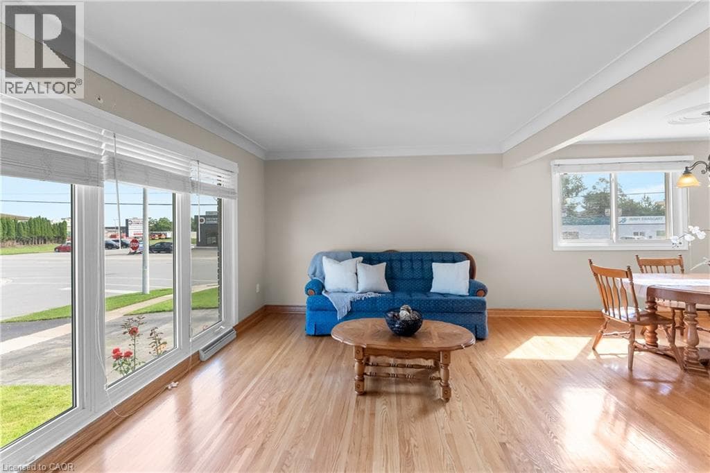 Single Family at 6246 GLENGATE Street, Niagara Falls, Ontario - Photo 5 - RE/MAX Garden City Realty