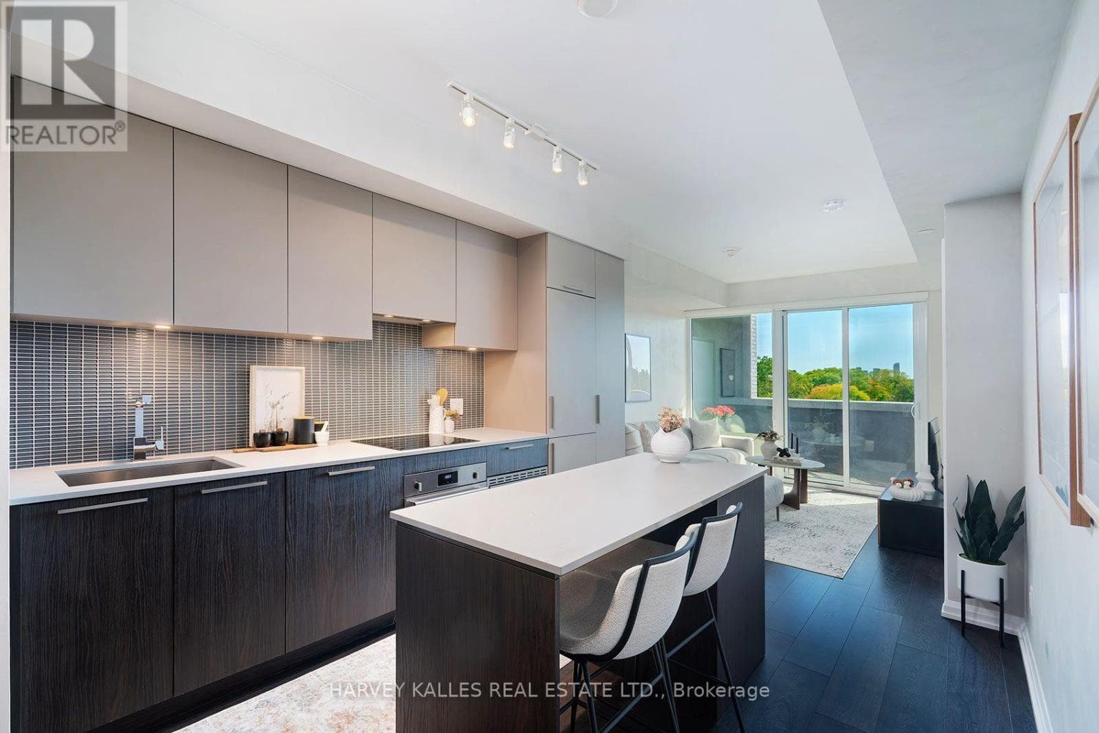 412- 4208 Dundas Street