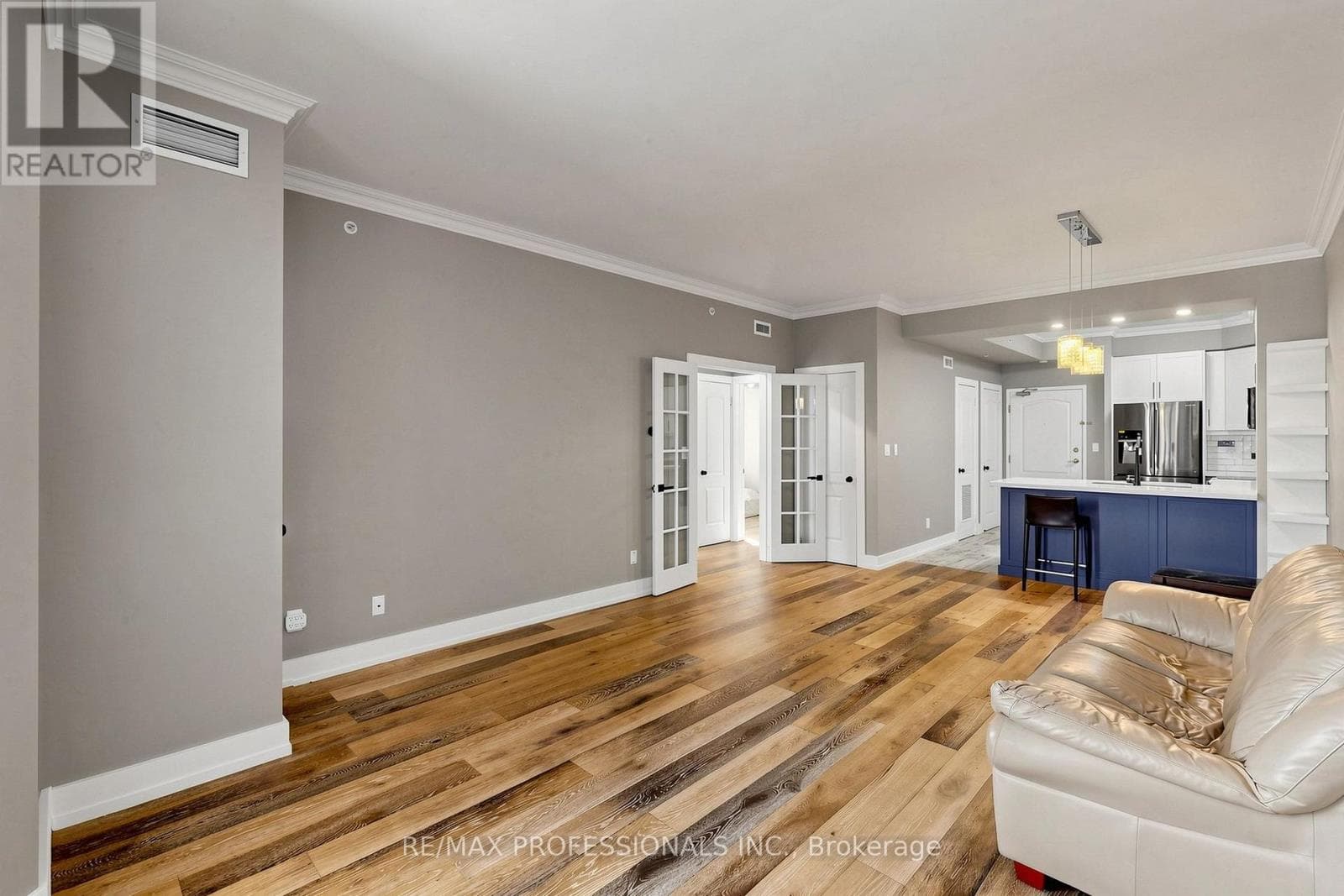 Single Family at 206- 3531 Lake Shore Boulevard, Toronto (Long Branch), Ontario - Photo 4 - RE/MAX Garden City Realty