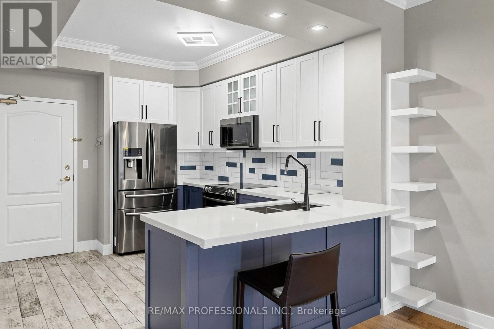 Single Family at 206- 3531 Lake Shore Boulevard, Toronto (Long Branch), Ontario - Photo 6 - RE/MAX Garden City Realty