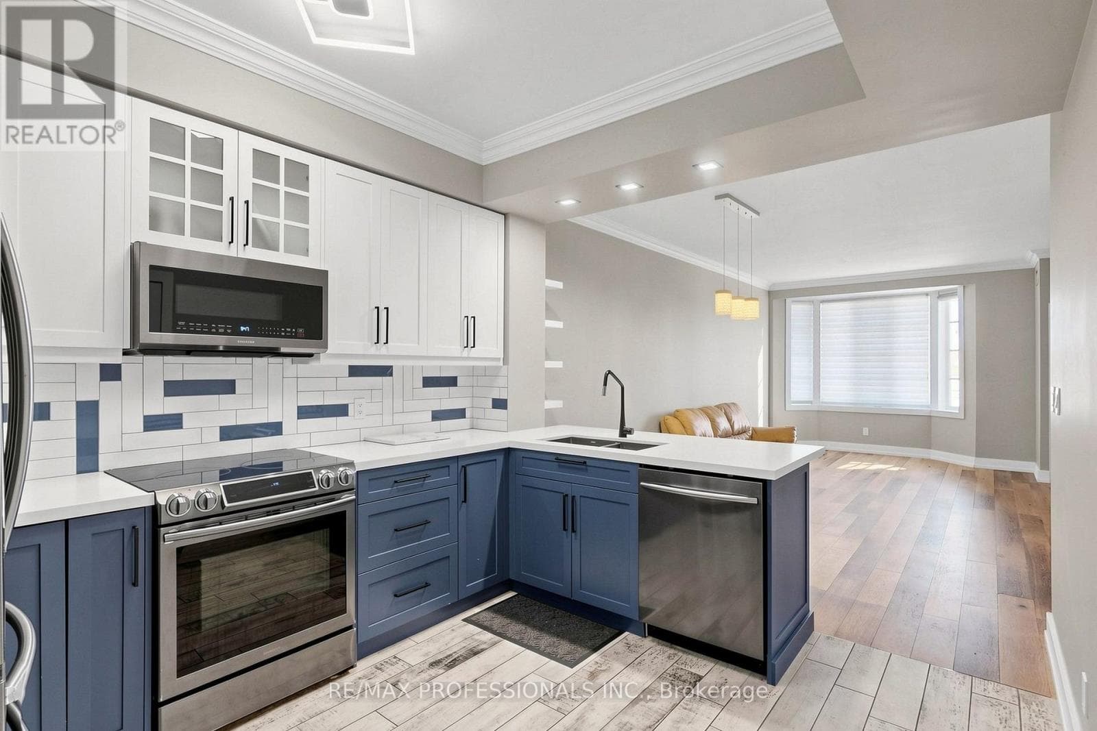 Single Family at 206- 3531 Lake Shore Boulevard, Toronto (Long Branch), Ontario - Photo 7 - RE/MAX Garden City Realty