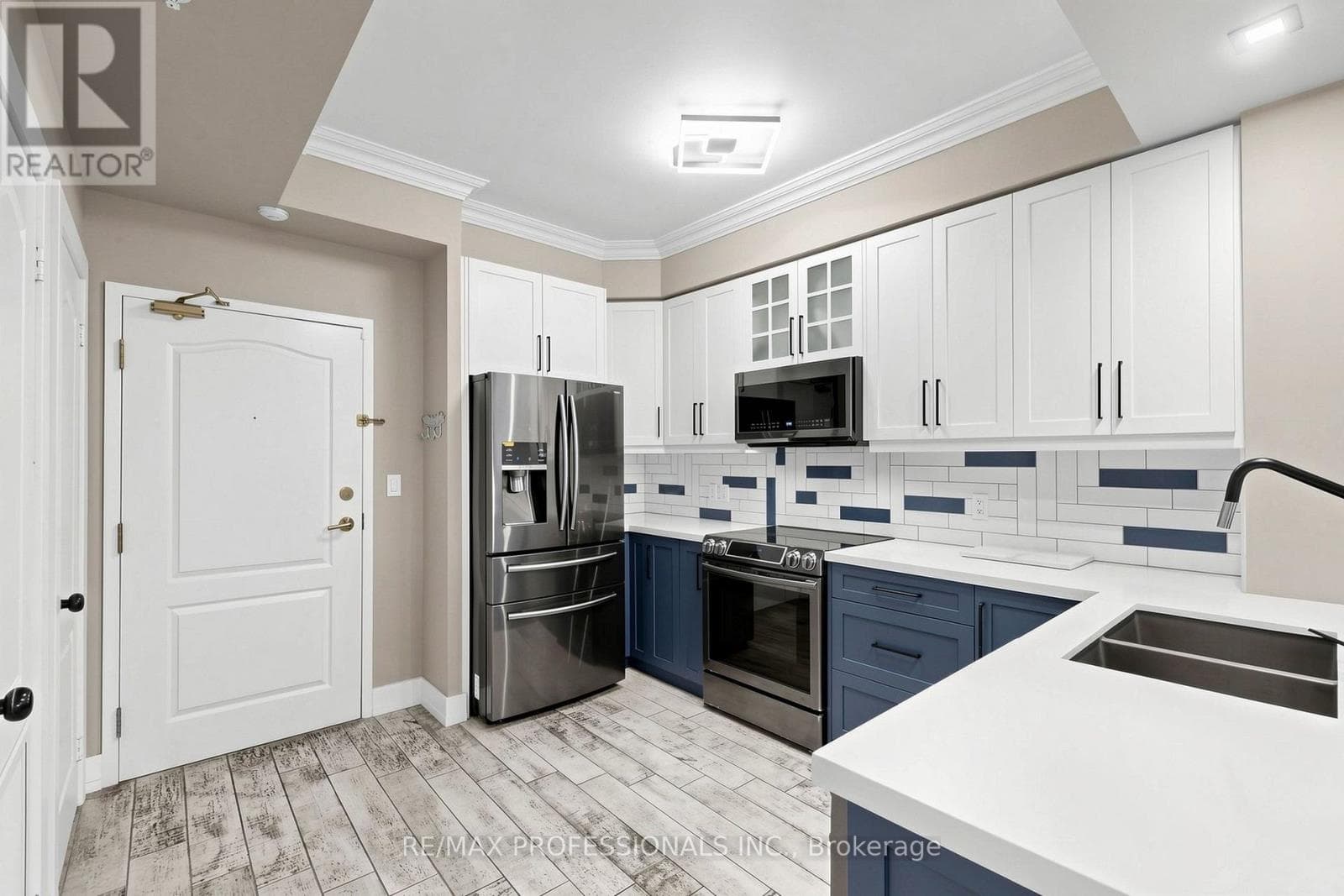 Single Family at 206- 3531 Lake Shore Boulevard, Toronto (Long Branch), Ontario - Photo 8 - RE/MAX Garden City Realty