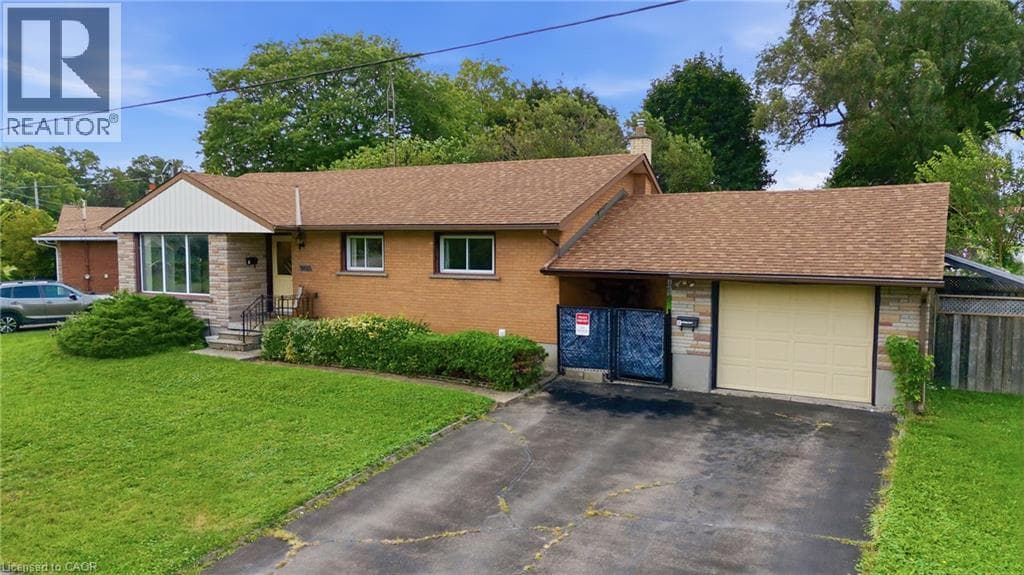 Single Family at 5750 HODGSON Avenue, Niagara Falls, Ontario - Photo 5 - RE/MAX Garden City Realty