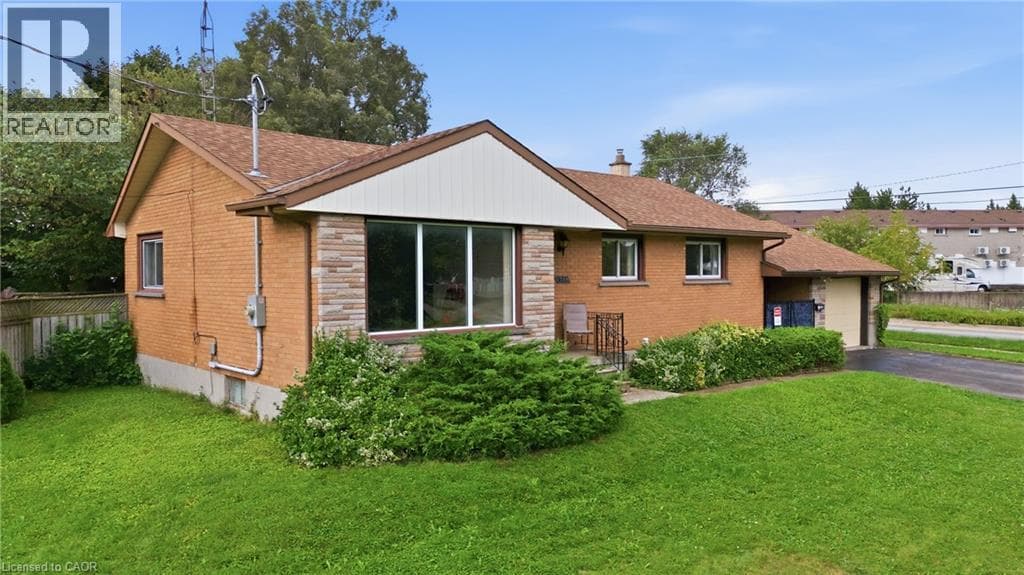 Single Family at 5750 HODGSON Avenue, Niagara Falls, Ontario - Photo 3 - RE/MAX Garden City Realty