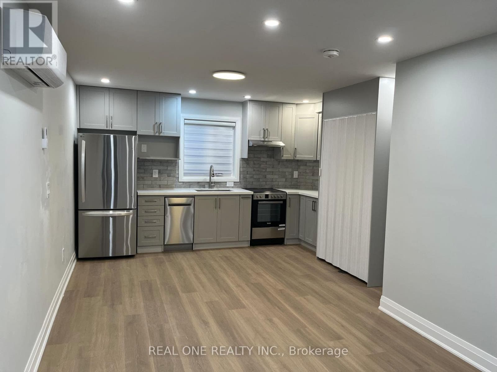 Single Family at 90 Douglas Avenue, Toronto (Lawrence Park North), Ontario - Photo 4 - RE/MAX Garden City Realty
