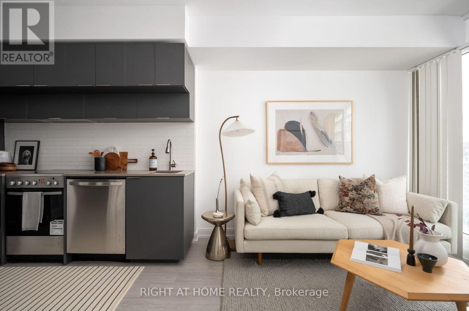 1115- 181 Dundas Street