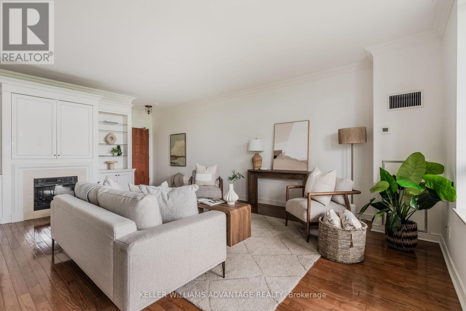 Single Family at 321- 9 Boardwalk Drive, Toronto (The Beaches), Ontario - Photo 4 - RE/MAX Garden City Realty