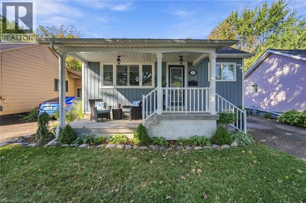 Single Family at 31 SHAKESPEARE Avenue, St. Catharines, Ontario - Photo 2 - RE/MAX Garden City Realty