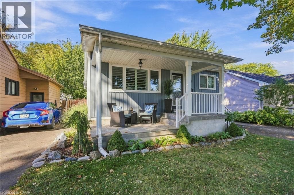 Single Family at 31 SHAKESPEARE Avenue, St. Catharines, Ontario - Photo 5 - RE/MAX Garden City Realty