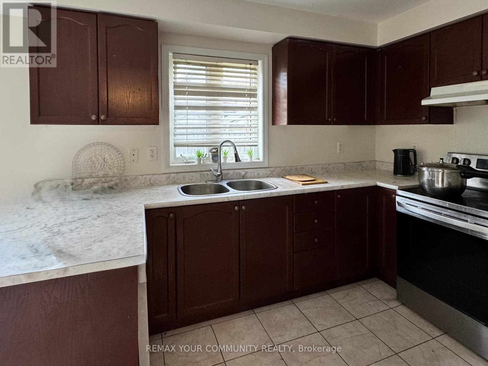 Single Family at 163 Flagstone Way, Newmarket (Woodland Hill), Ontario - Photo 8 - RE/MAX Garden City Realty