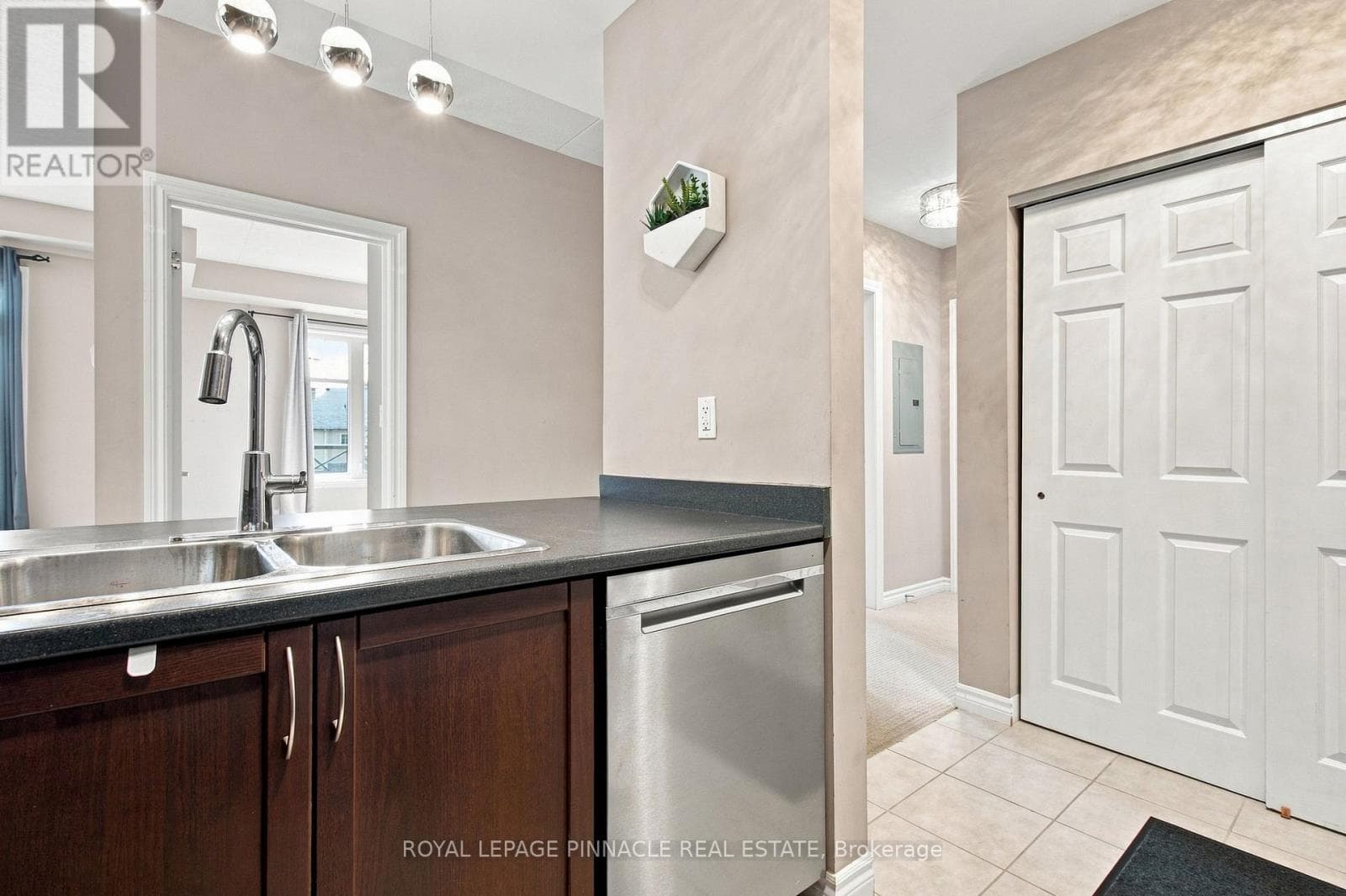 Single Family at 201- 2 Colonial Drive, Guelph (Pineridge/Westminster Woods), Ontario - Photo 10 - RE/MAX Garden City Realty