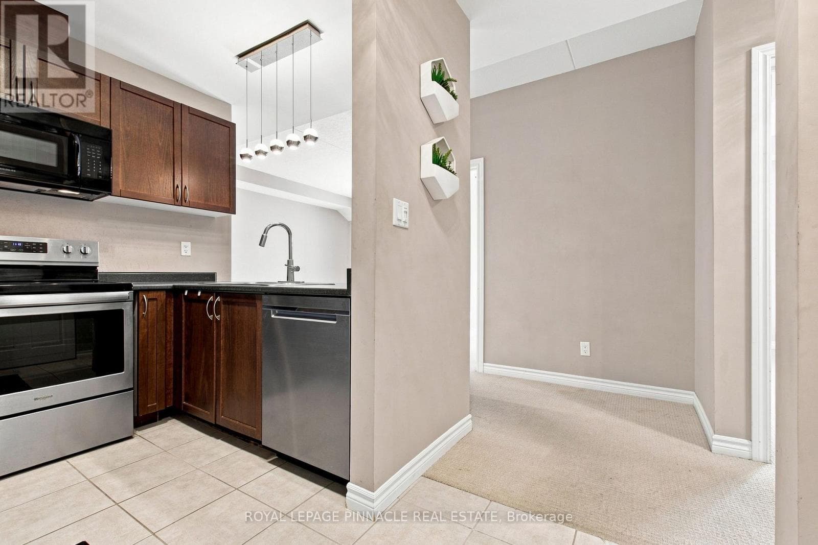Single Family at 201- 2 Colonial Drive, Guelph (Pineridge/Westminster Woods), Ontario - Photo 7 - RE/MAX Garden City Realty